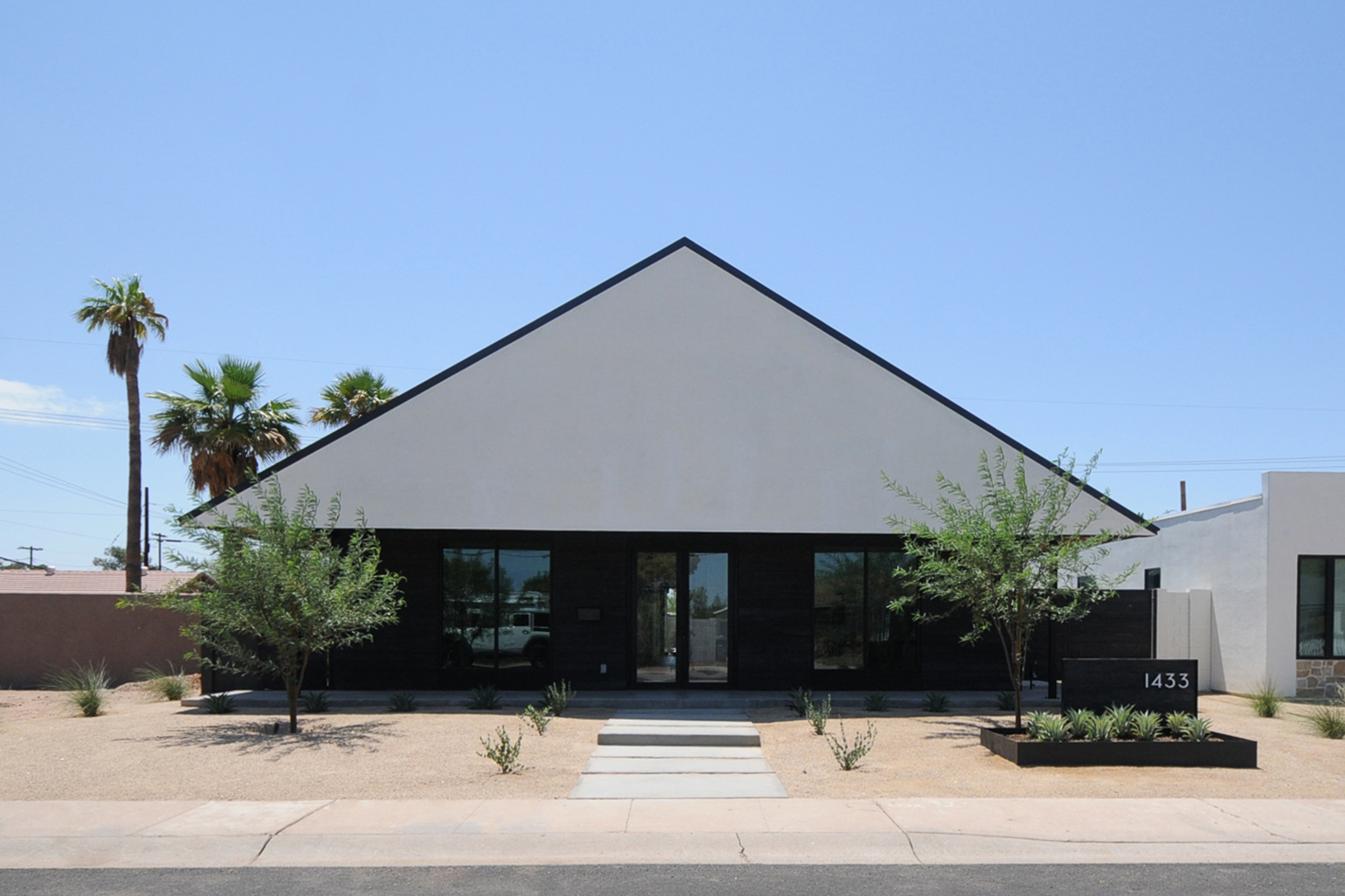 The “Bali House” is a 2318 sqft modern 3 bed 2.5 bath masterpiece with corner to corner lot design